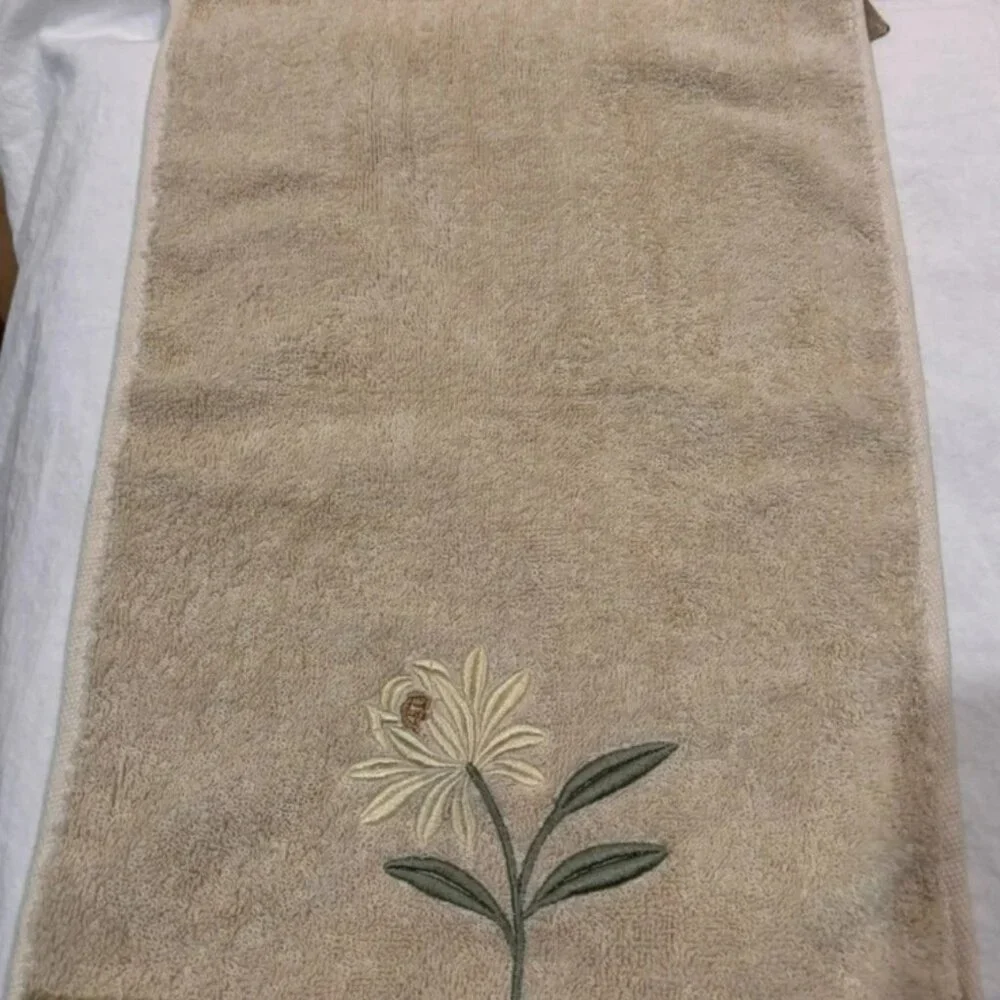 Croscill Green Fingertip Towel 100% Cotton Floral Embroidery NWT